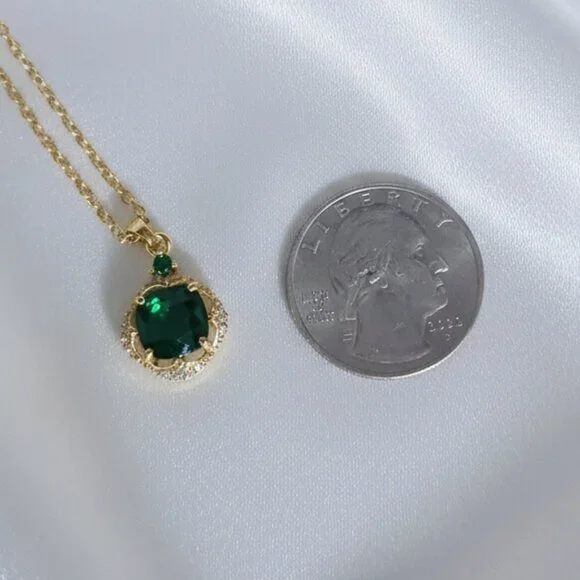 2 Carat Simulated Emerald CZ Gold Tone Pendant Necklace NWOT - Picture 5 of 9